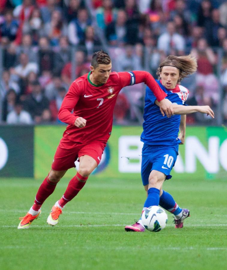 莫德里奇与哈维伊涅斯塔对比：三大中场大师的风格与成就解析