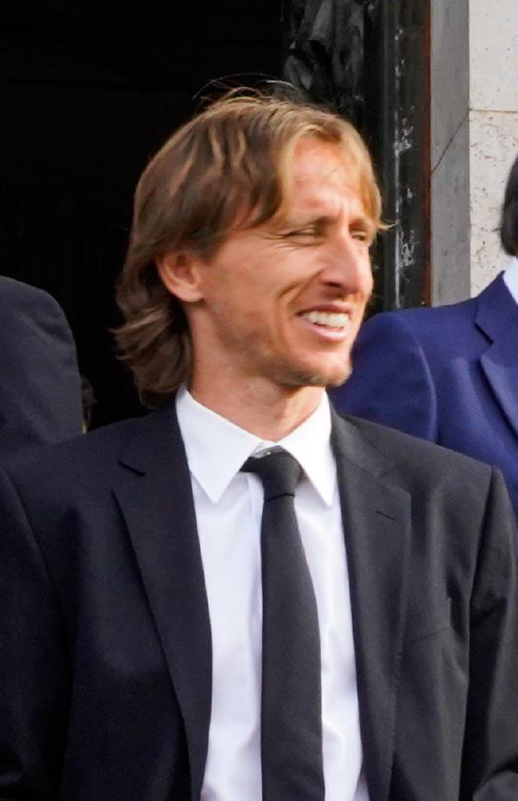 莫德里奇皇马传奇生涯回顾：从最差引援到白衣军团心脏